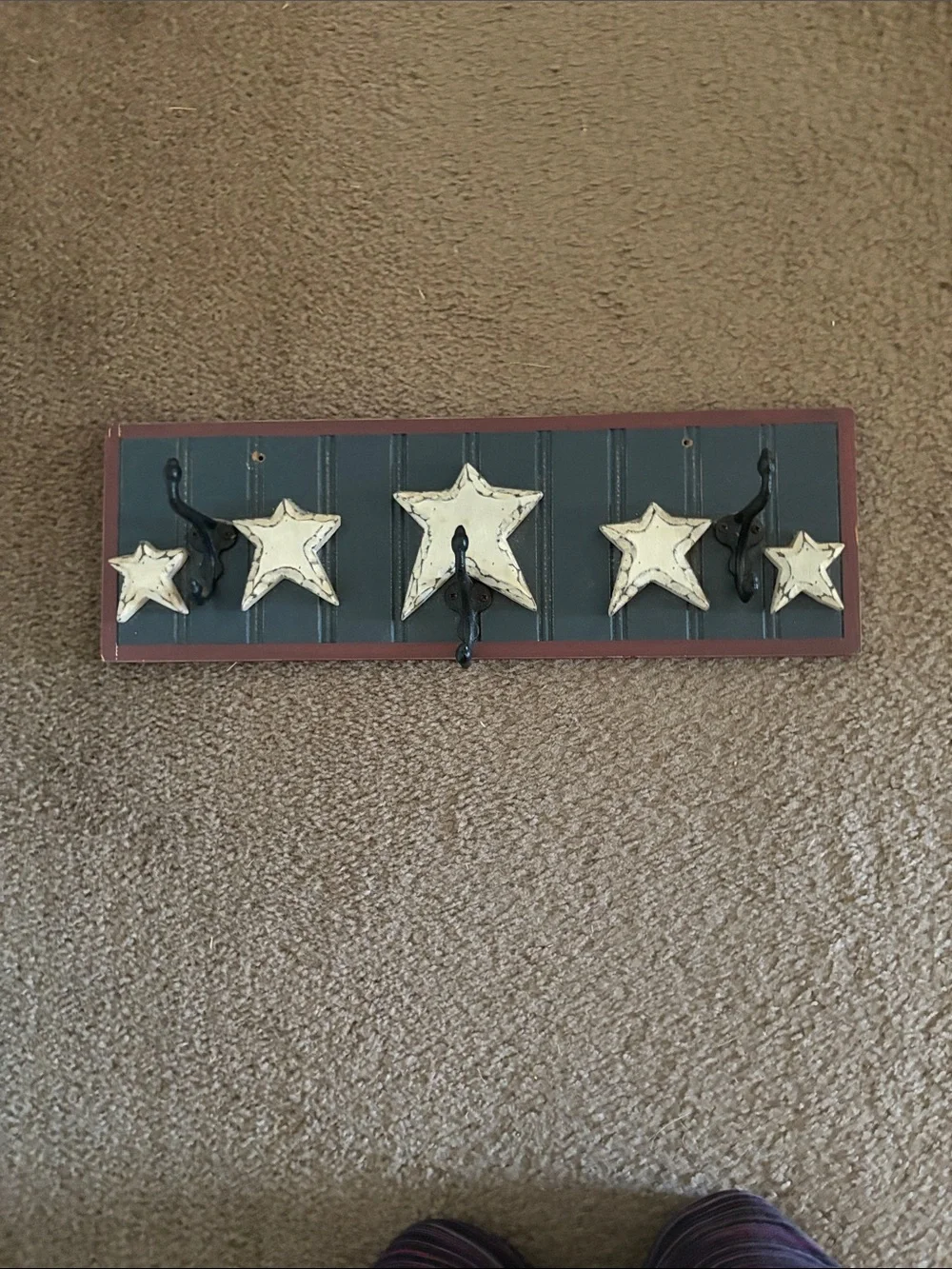 Farmhouse Star Wall Hook Rack in Beige and Black -